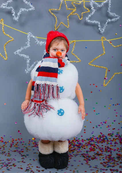 Niño en traje muñeco de nieve — Foto de Stock