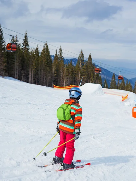 Dívka na lyže. — Stock fotografie