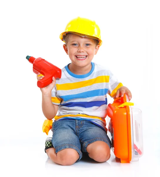Мальчик в шлеме играет в строителе — стоковое фото
