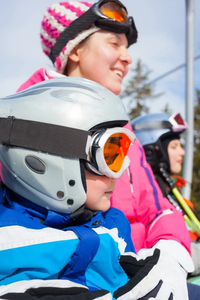 Matka a syn v lyžařském středisku — Stock fotografie
