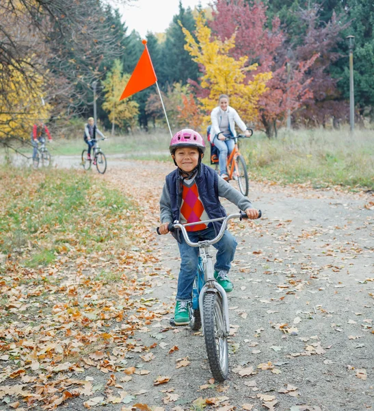 Petit garçon à vélo — Photo