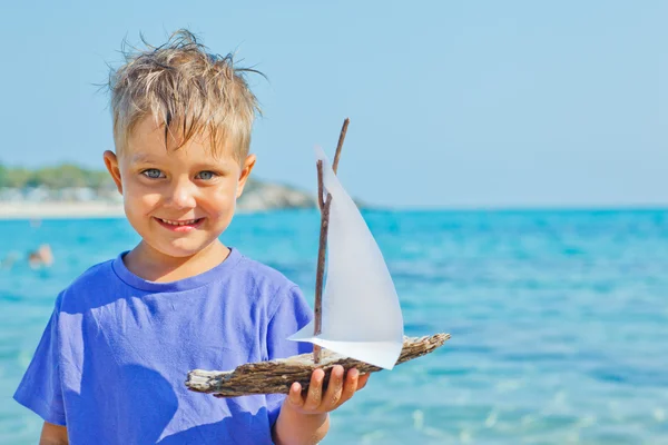 おもちゃの船を持つ少年 — ストック写真