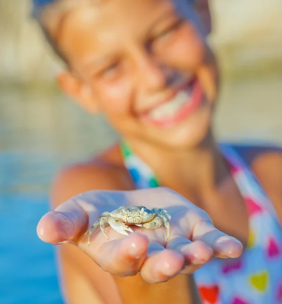 Girl holding crab — Stock Photo, Image