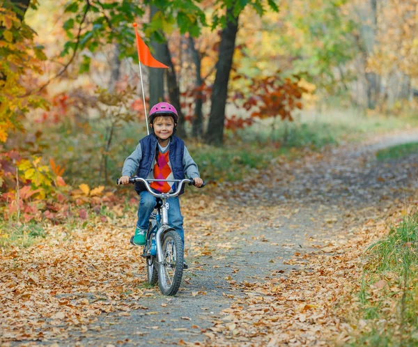 Bambino in bicicletta — Foto Stock