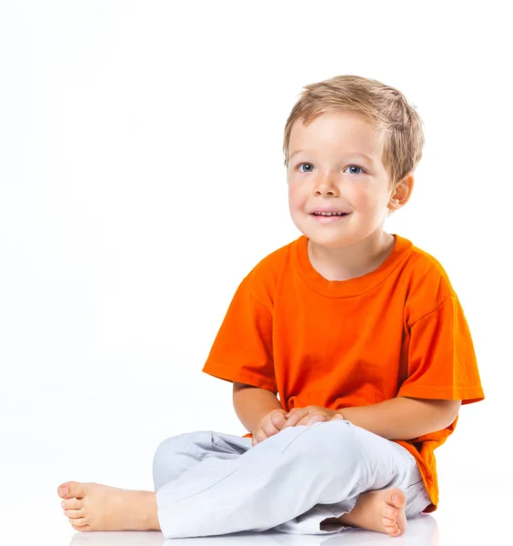 Gelukkige jongen zittend op de vloer — Stockfoto