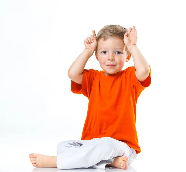 Glücklicher Junge auf dem Boden sitzend — Stockfoto