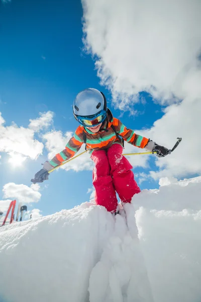 Mädchen auf Skiern. — Stockfoto