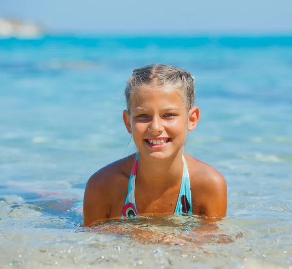 Natação bonito menina — Fotografia de Stock