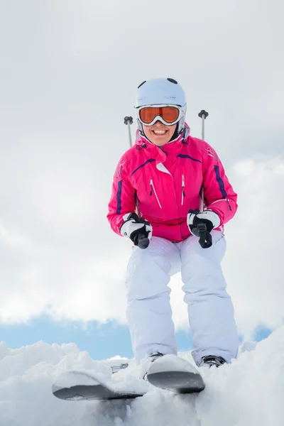 Dívka na lyže. — Stock fotografie