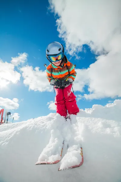 Fille sur les skis . — Photo