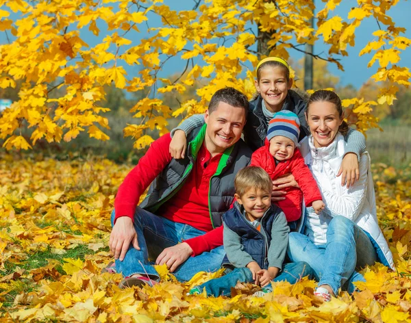 Family at autumn park — Stock Photo, Image