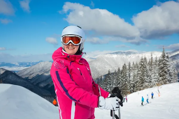 Meisje op ski 's. — Stockfoto