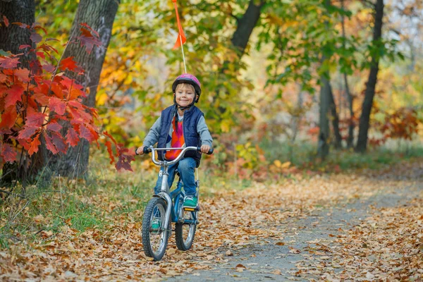 Liten pojke på cykel — Stockfoto