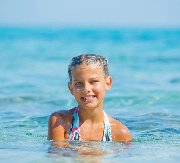 Schwimmen niedliches Mädchen — Stockfoto