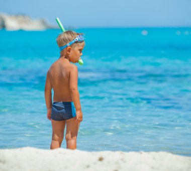 sevimli çocuk Şnorkelle Dalma