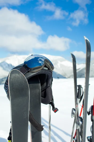 Familie ingesteld voor ski 's. — Stockfoto