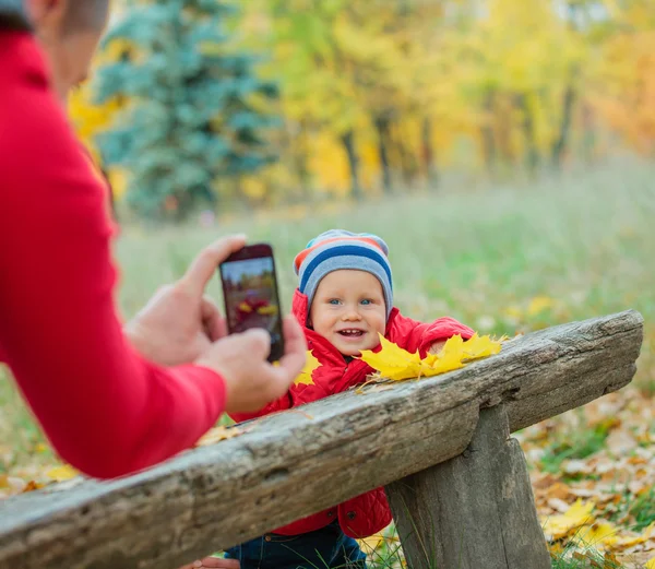 Pojke i höst park — Stockfoto