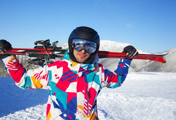 Man with skis. — Stock Photo, Image