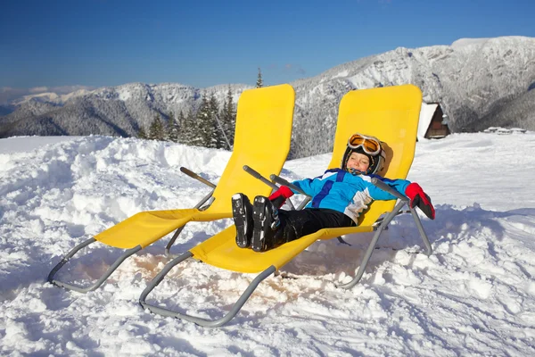 冬、スキー、太陽と楽しい. — ストック写真