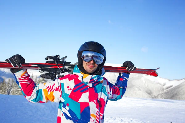 Hombre con esquís . — Foto de Stock