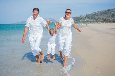 plajda eğlenmek aile