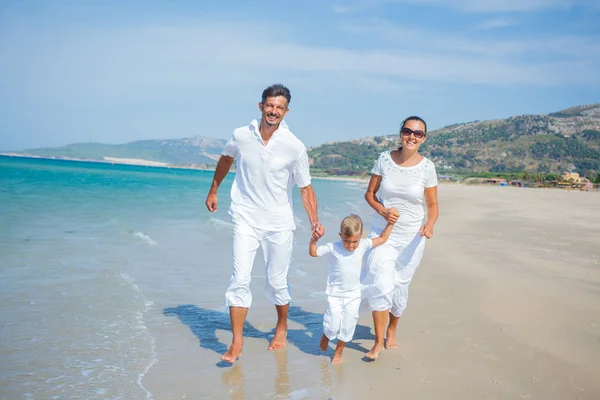 Familie plezier op strand — Stockfoto