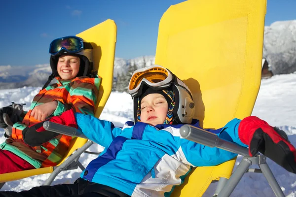 Winter, ski, zon en plezier. — Stockfoto
