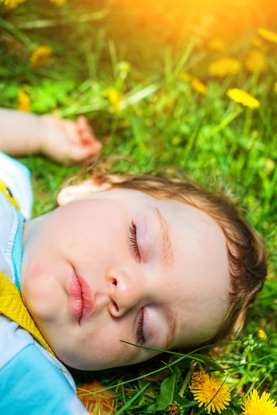 Garçon endormi sur l'herbe — Photo