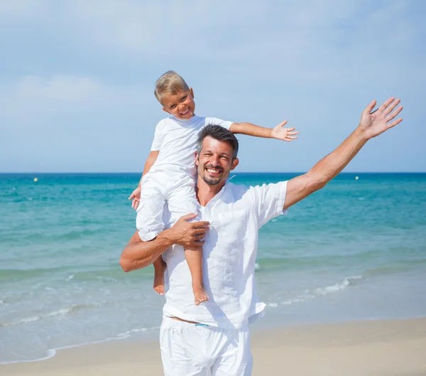 Far och son ha kul på stranden — Stockfoto