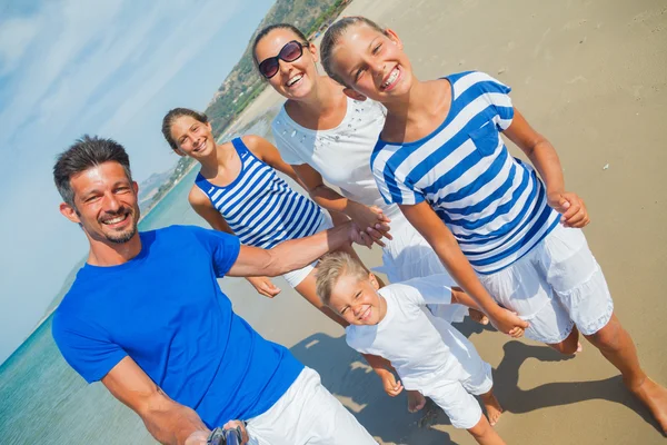 Famille s'amuser sur la plage — Photo