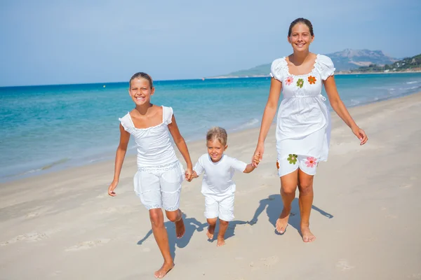 Miúdos giros na praia — Fotografia de Stock