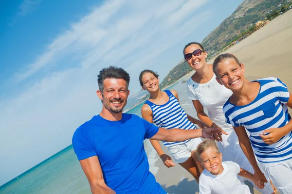 Familjen att ha kul på stranden — Stockfoto