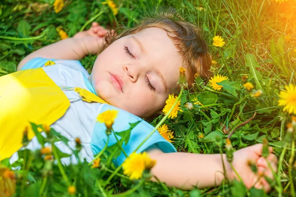 Menino adormecido na grama — Fotografia de Stock