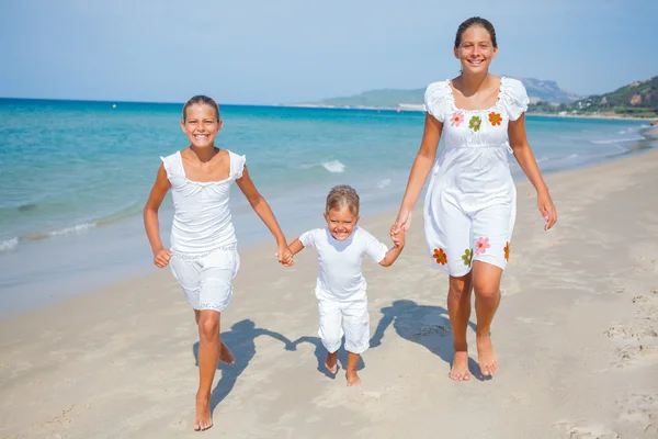 Söta barn på stranden — Stockfoto