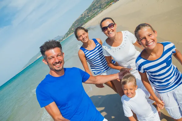 Famille s'amuser sur la plage — Photo