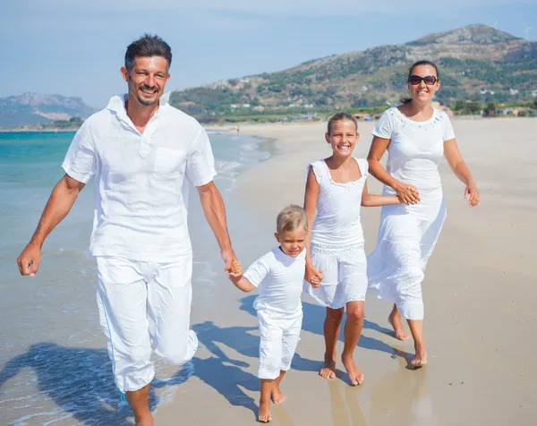 Familia divirtiéndose en la playa — Foto de Stock