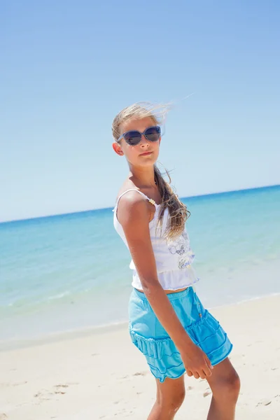 Flicka på strandsemester — Stockfoto