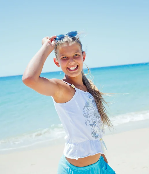 Meisje op het strandvakantie — Stockfoto