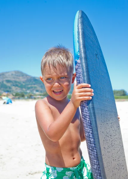 Boy has fun with the surfboard — Stock Photo, Image