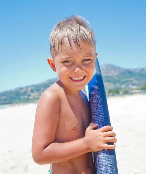 Boy has fun with the surfboard — Stock Photo, Image