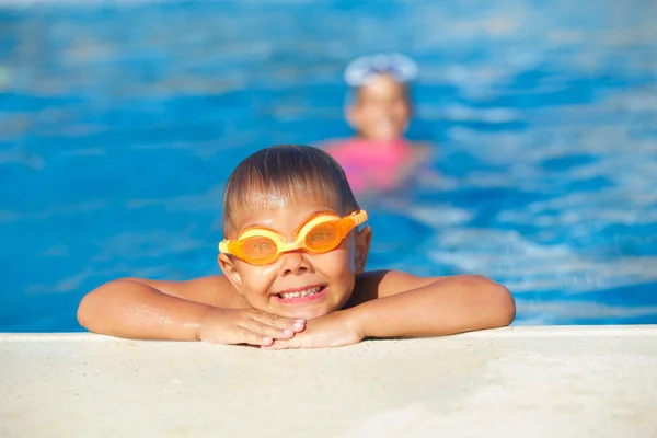 Atividades na piscina — Fotografia de Stock