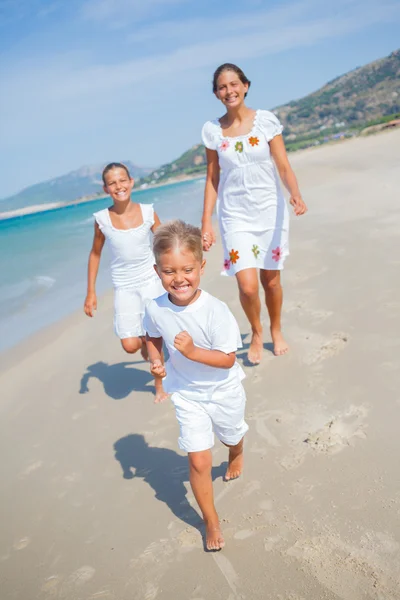 Söta barn på stranden — Stockfoto