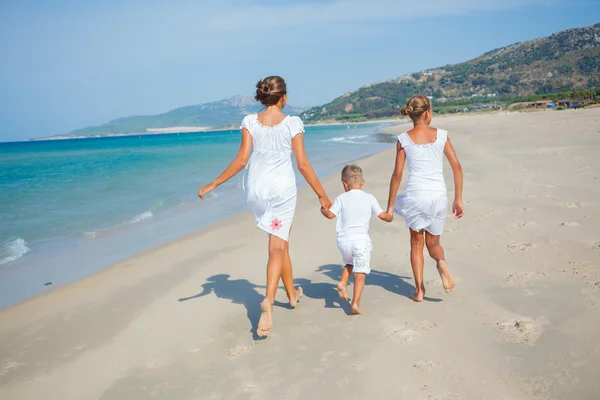 Miúdos giros na praia — Fotografia de Stock