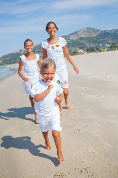 Miúdos giros na praia — Fotografia de Stock