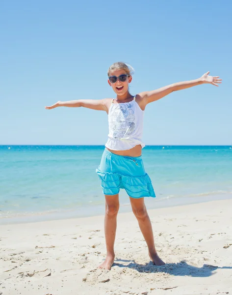 Söt flicka på stranden — Stockfoto