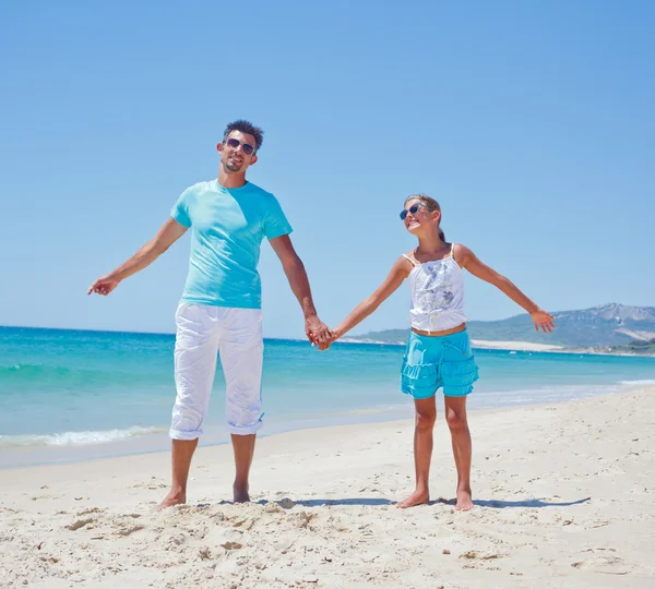 Far och dotter på stranden — Stockfoto