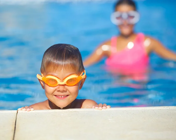 Atividades na piscina — Fotografia de Stock