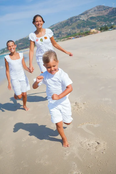 Miúdos giros na praia — Fotografia de Stock