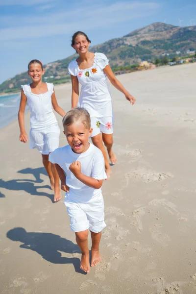 Miúdos giros na praia — Fotografia de Stock