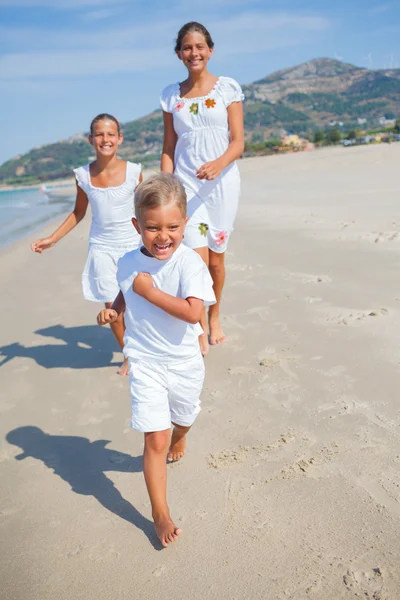 Schattige kinderen op het strand — Stockfoto